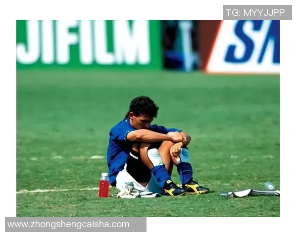 《从草根到巅峰 足球球星背后的奋斗与传奇故事》 《从草根到巅峰 足球球星背后的奋斗与传奇故事》